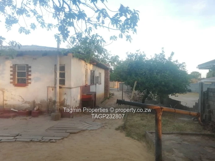 Renovators Dream house in Zengeza 3 (Suitable for crèche, pre-school, or commercial use)