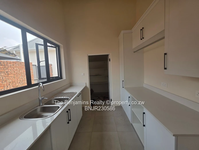 Up Market Townhouse In Pomona/Borrowdale