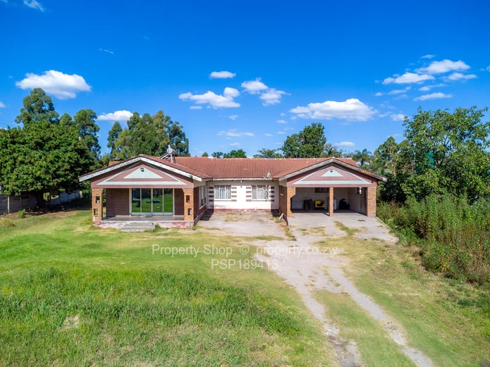 8-Bedroom Family Home for Sale in Hatfield, Harare with Borehole, 3617m²
