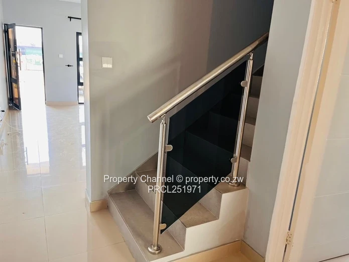 Madokero 2-Bed Flat - Pool, Borehole & Balcony