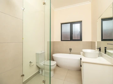 3 Bedroom Flat & Apartment