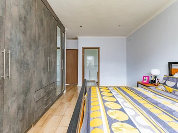 2 Bedroom Flat & Apartment