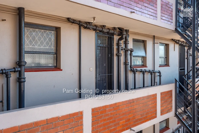 Avenues 1 bed flat for Sale (Sole Mandate)