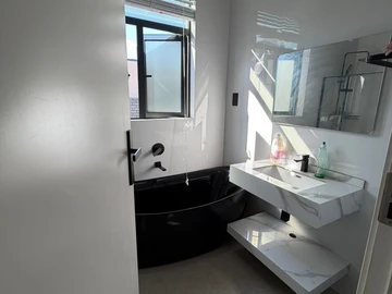 4 Bedroom Flat & Apartment