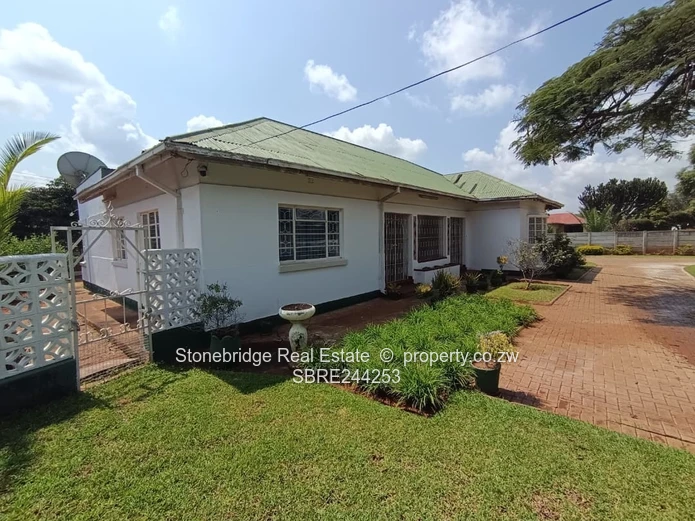4 Bedroomed  House in Famona to rent for Commercial Use