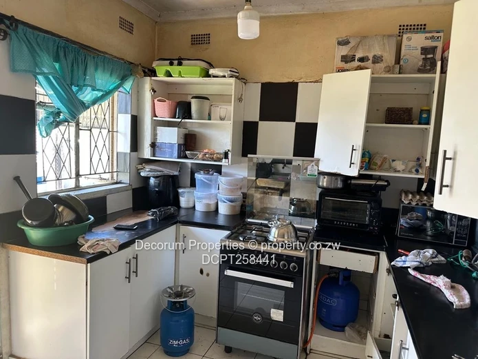 3BR Ashdown Park Bungalow — Verandah, Driveway & Flatlet