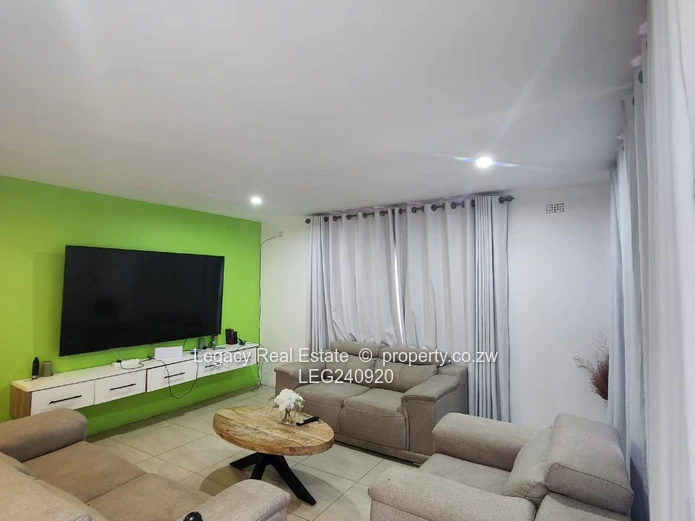 Granary Home with 2 Ensuites, Solar & Borehole