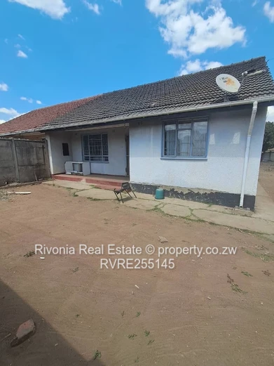 Southerton 3-Bed Bungalow on 668 m² — Walled Yard