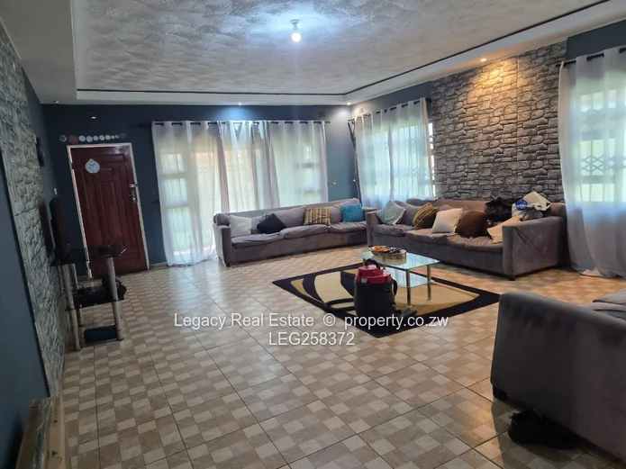 Ashdown Park 4-Bed Walled House with Garage & Fitted Kitchen