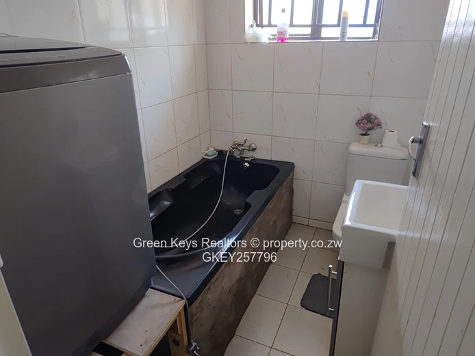 Gletwin 3 beds with main en-suitecottage on 2040sqm