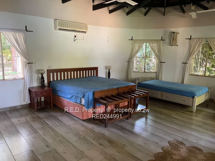 Stunning Double Storey Thatch Lodge Overlooking Msuna Bay