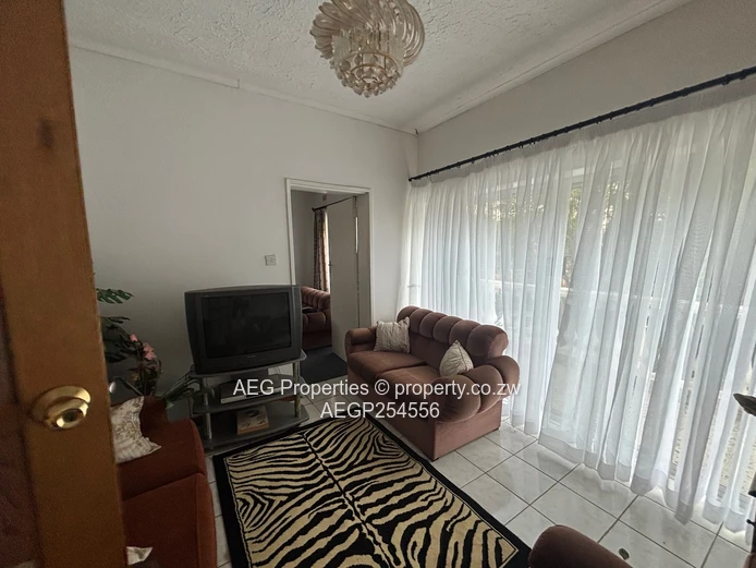 Vainona: 4-Bed Home with Pool & Mature Gardens