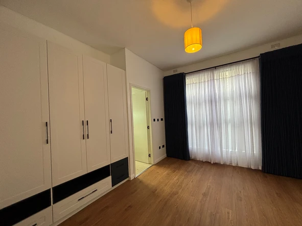 4 Bedroom Flat & Apartment