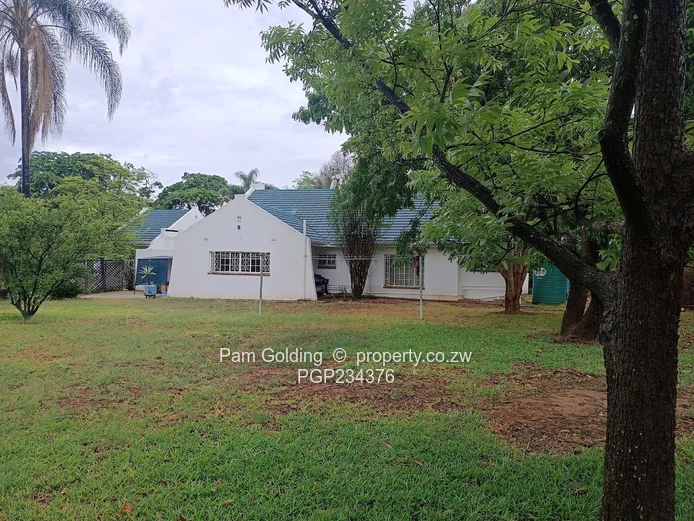 Stunning Waterfront Home – Peninsula Mazvikadei! (Sole Mandate)