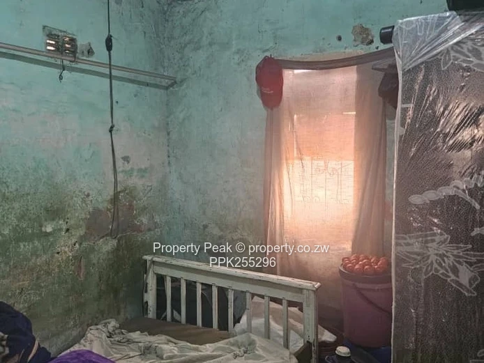 2-Bed Fixer-Upper with Large 380m² Yard in Mbare Deeds available
