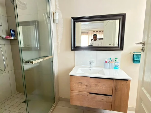 2 Bedroom Flat & Apartment