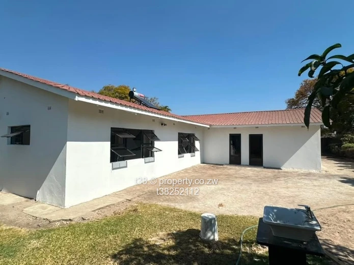 Sunlit 4-Bed Home in Avondale West - 1,039m² with Borehole