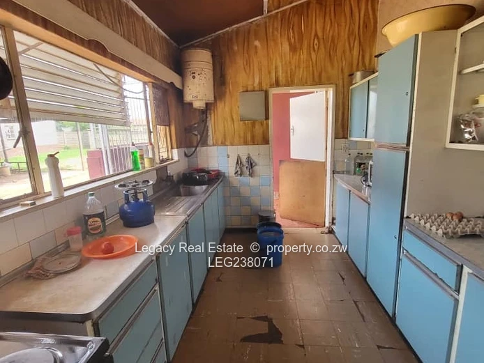 Prime 3,200sqm Stand with House & Staff Quarters