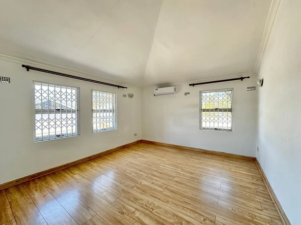 2 Bedroom Flat & Apartment