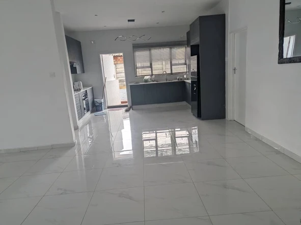 3 Bedroom Flat & Apartment