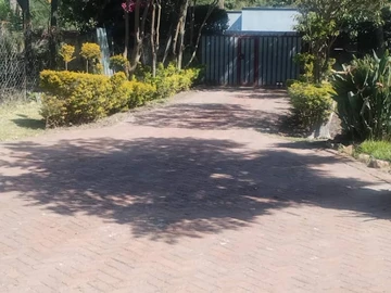 Hatfield house in prime location with 5 bedrooms,lounge, dining, kitchen on 4600sqm.This captivating