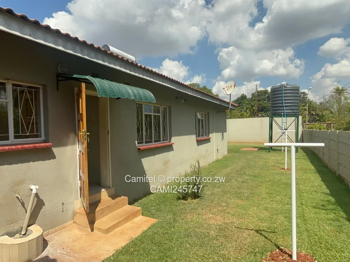 Spacious 3-Bed Garden Flat | Modern Kitchen & Borehole — Harare North