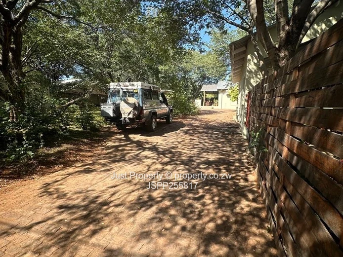 Spacious 5-Bed Victoria Falls Home with Cottage & Garden