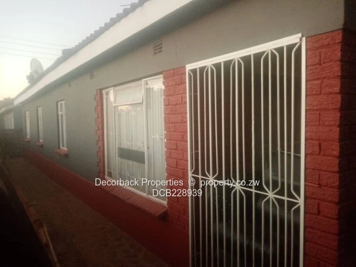 **Spacious 4-Bedroom Family Home in Dzivarasekwa**