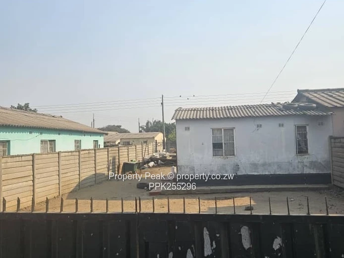 2-Bed Fixer-Upper with Large 380m² Yard in Mbare Deeds available