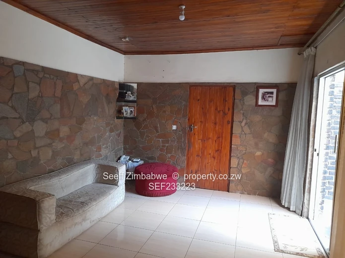 Avondale West Gem: Spacious Family Living with Cottage and Abundant Water Supply!