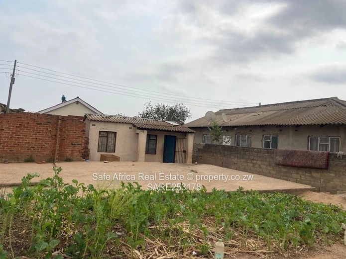 OLD GLEN- VIEW 7 VACANT  STAND WITH FOUNDATION AND APPROVED PLAN CLOSE TO CHITUBU SHOPS FOR SALE Pri