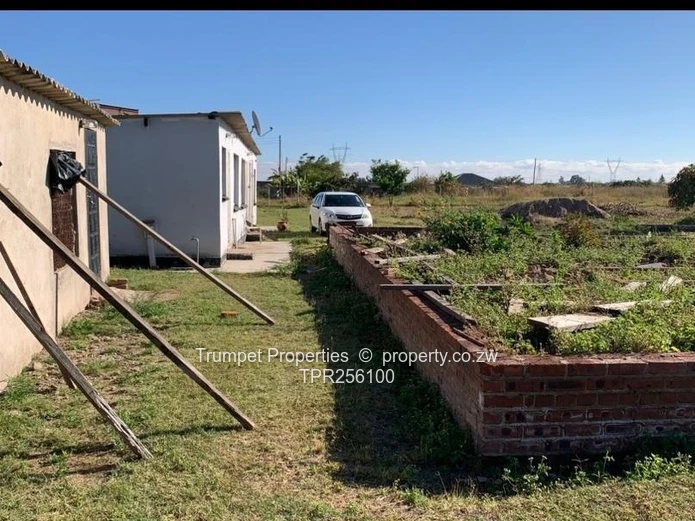 1-bed cottage  fenced 3,173m² stand, Norton, Trafalgar ZESA