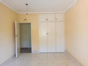 2 Bedroom Flat & Apartment