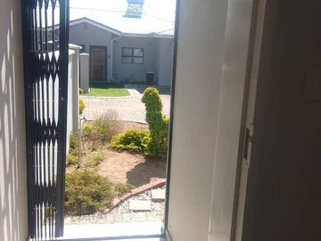 4 Bedroom Flat & Apartment