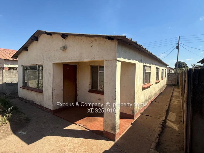 To Let: Spacious 5 Bedroom House in Warren Park