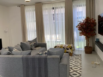 2 Bedroom Flat & Apartment