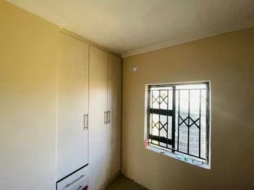 2 Bedroom Flat & Apartment