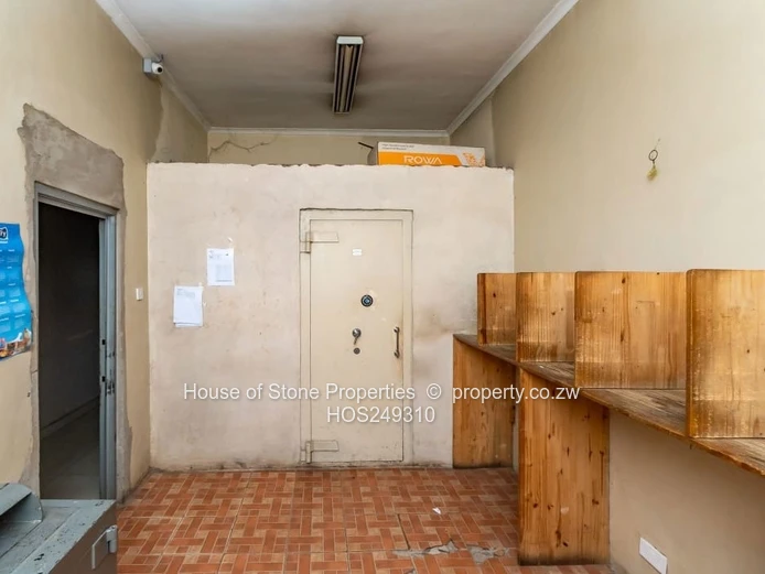 ??Eastlea Commercial Building For Sale