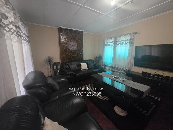 Montrose, Bulawayo South — 3-Bed House on 1600m² with Pool & Borehole