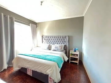 2 Bedroom Flat & Apartment