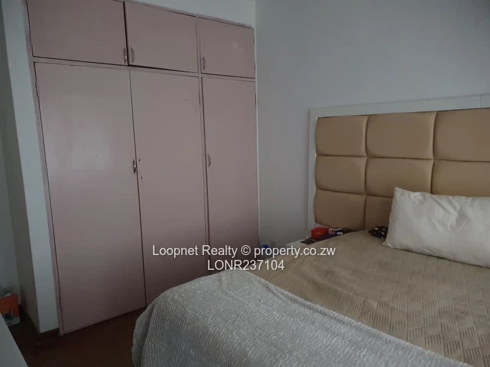 Marlborough 2-Bed Flat, Borehole & Sunny Lounge (Sole Mandate)