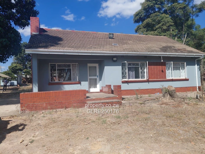 Spacious 3-Bed Waterfalls Home: Pool, Garden & Solar