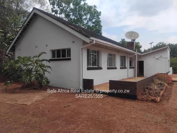 Spacious 3-Bed Home on 4,000m² with Borehole — Marlborough