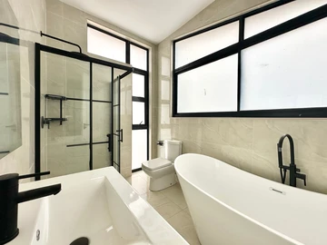 4 Bedroom Flat & Apartment