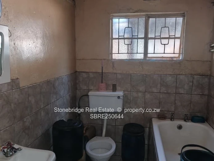 3 Bedroom House in Lobengula West For Rental