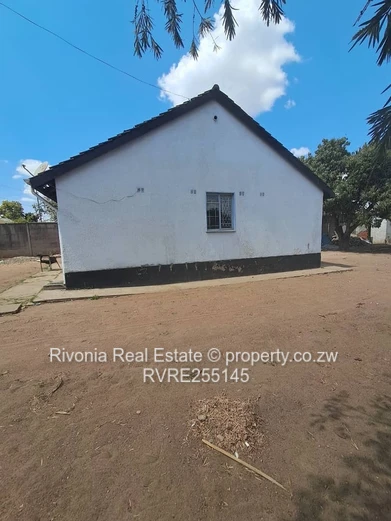 Southerton 3-Bed Bungalow on 668 m² — Walled Yard