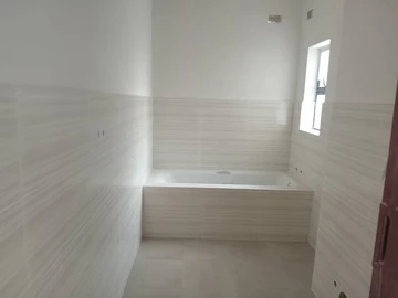 2 Bedroom Flat & Apartment