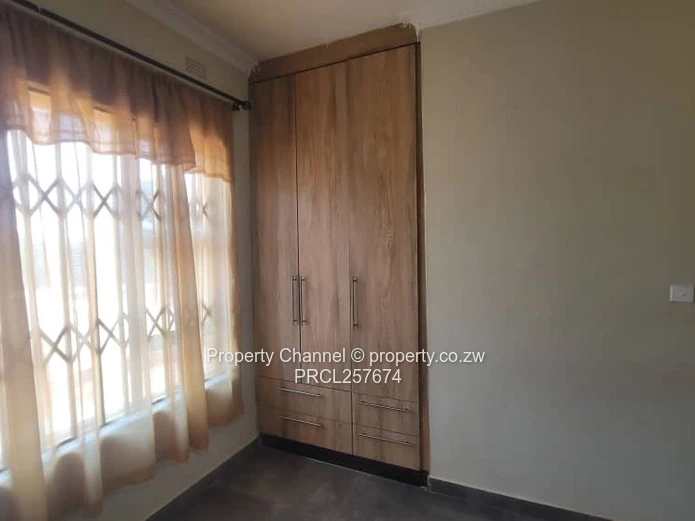 Spacious 3-Bed Cottage in Gletwin Park — Borehole & Solar