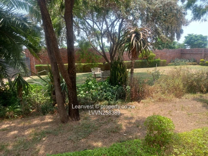 Pomona: 9-Bed Double-Storey Home with Garden & Flatlet