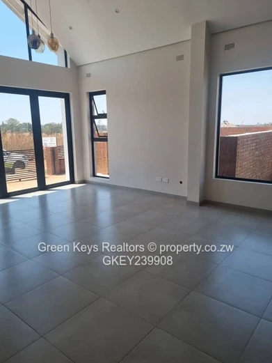 Modern 4-Bed House| Prime Location, Pomona